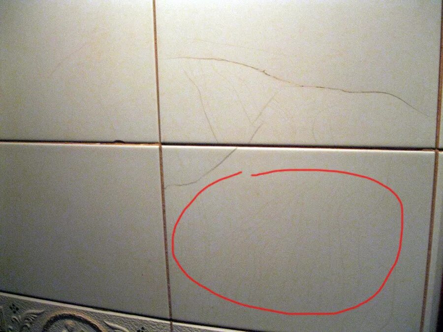 Почему отходит плитка. Трещины на плитке. Плитка треснула на стене. Дефекты плитки. Трещина на плитке в ванной.