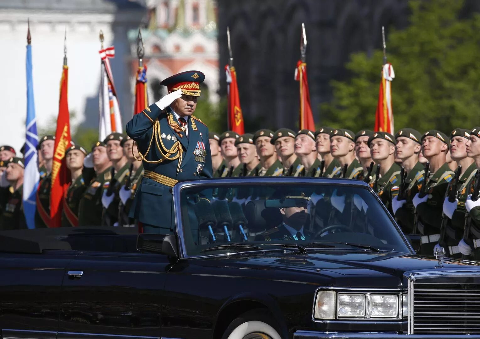 Руководил парадом