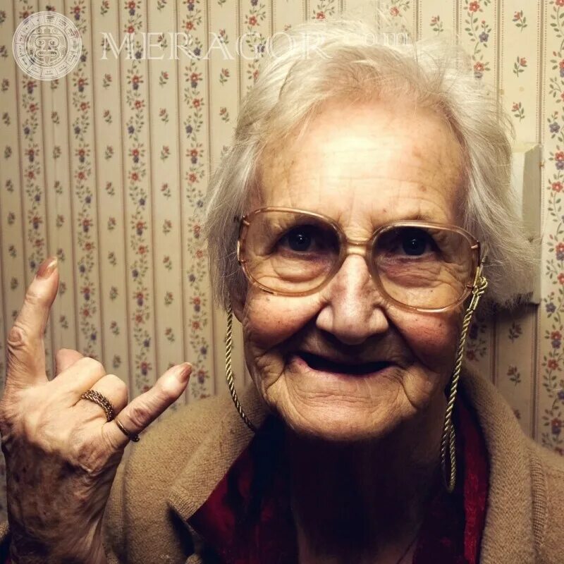 Бабка в старости. Старость бабушка. Бабушка показывает. Старушка в очках.