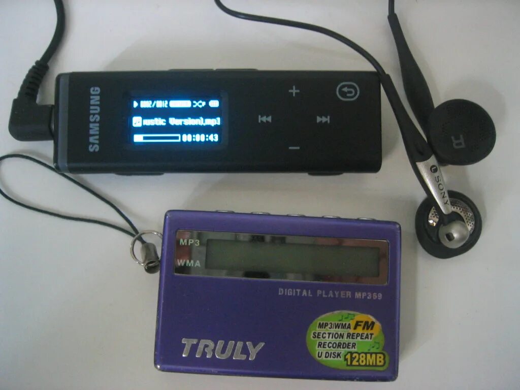 Mp 3 цены. Плеер mp3 с экранчиком zh 857. Мп3 плеер maxfeld512. СД-мр3 плеер Samsung Винтаж. Mp3 плеер x 709w.