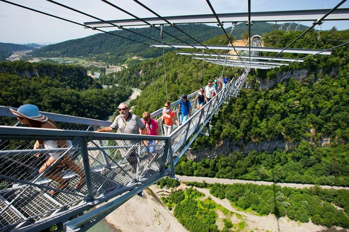 Отель skybridge. Подвесной мост Сочи Скайпарк. Скайбридж красная Поляна. Мост Скайбридж в Сочи. Красная Поляна Сочи Скайпарк.