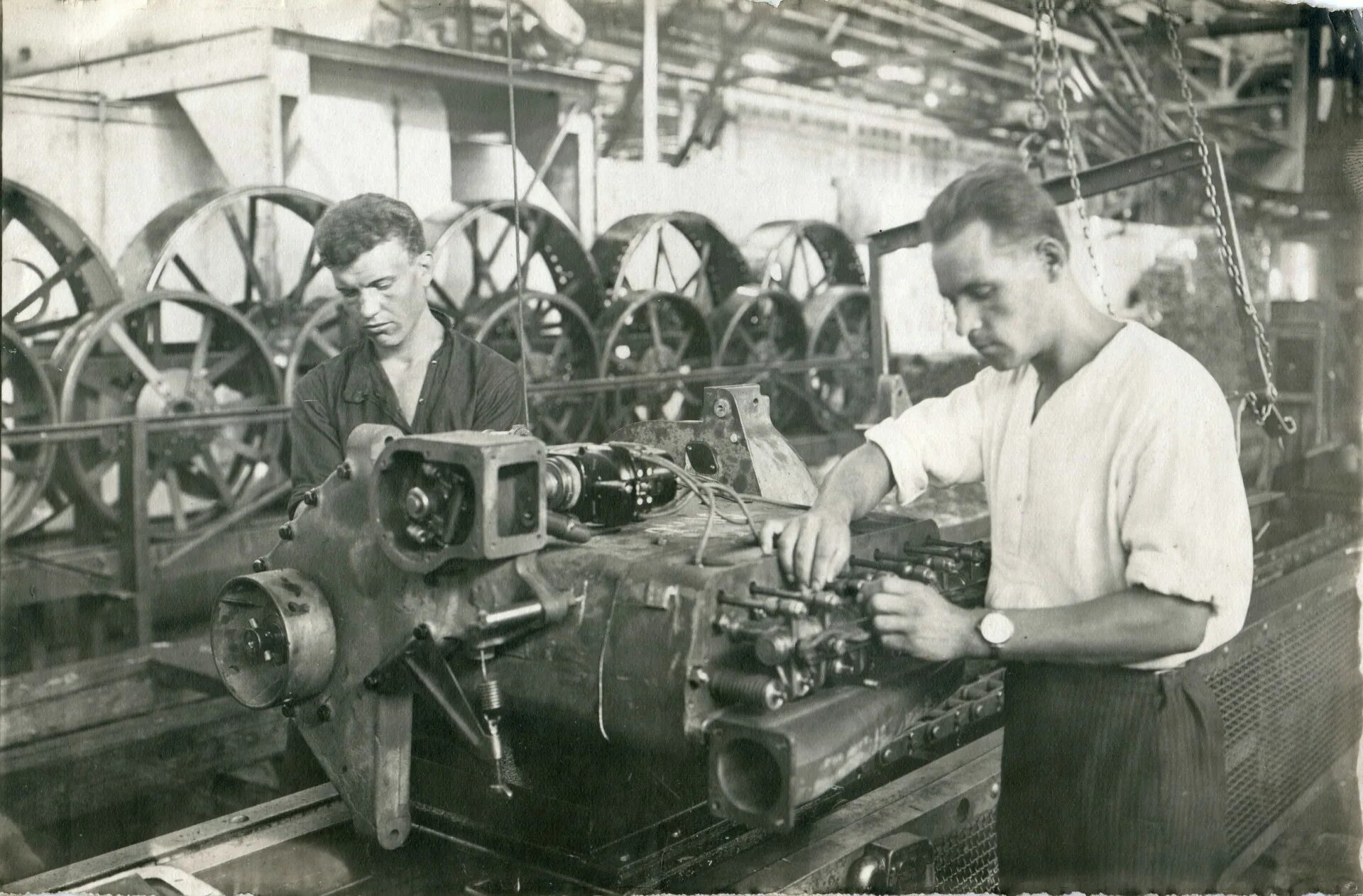 В каком году был создан завод. Сталинградский тракторный завод 1930. Челябинский тракторный завод 1930. Трактор СТЗ-1. Трактор СТЗ 15.