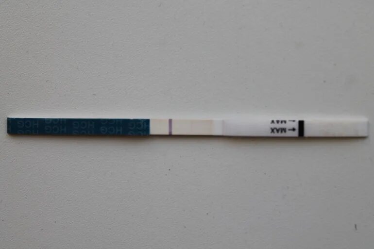 Тест-полоска на беременность тест-полоска на беременность. Тест на беременность слабая вторая полоска. Светло бледная полоска на тесте на беременность. Тест на беременность 1 полоска. Что значит видеть тест на беременность