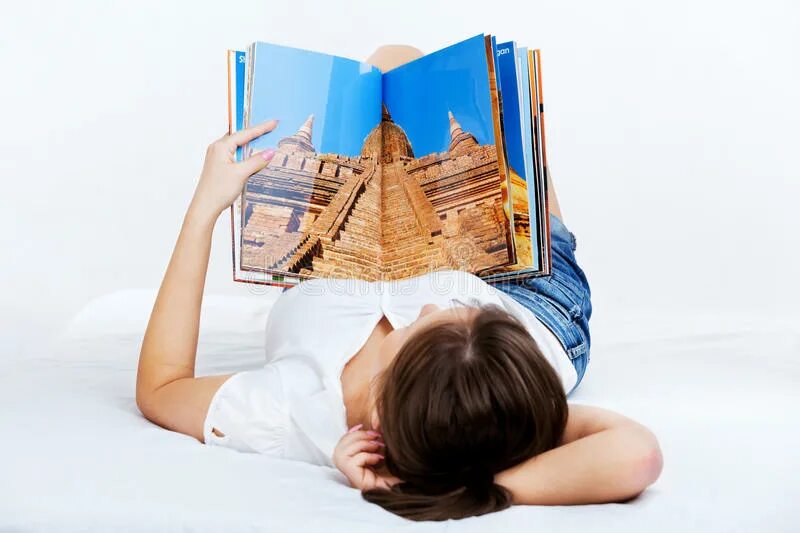 Чтение про путешествие. Чтение это путешествие. Чтение книг о путешествиях в спальне. Переместить чтение.