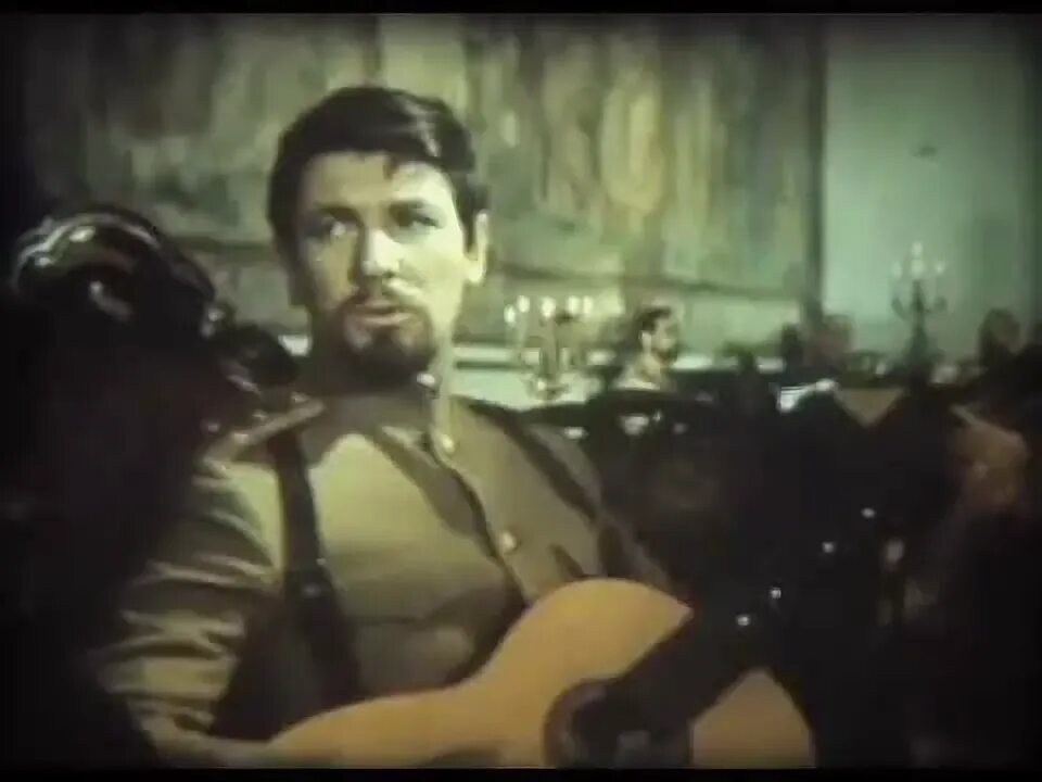 И кресты вышивает последняя осень. Последняя осень наших погон. Кресты вышивает последняя осень по истертому золоту. Последняя осень наших погон. Поручик голицын слушать гулько.