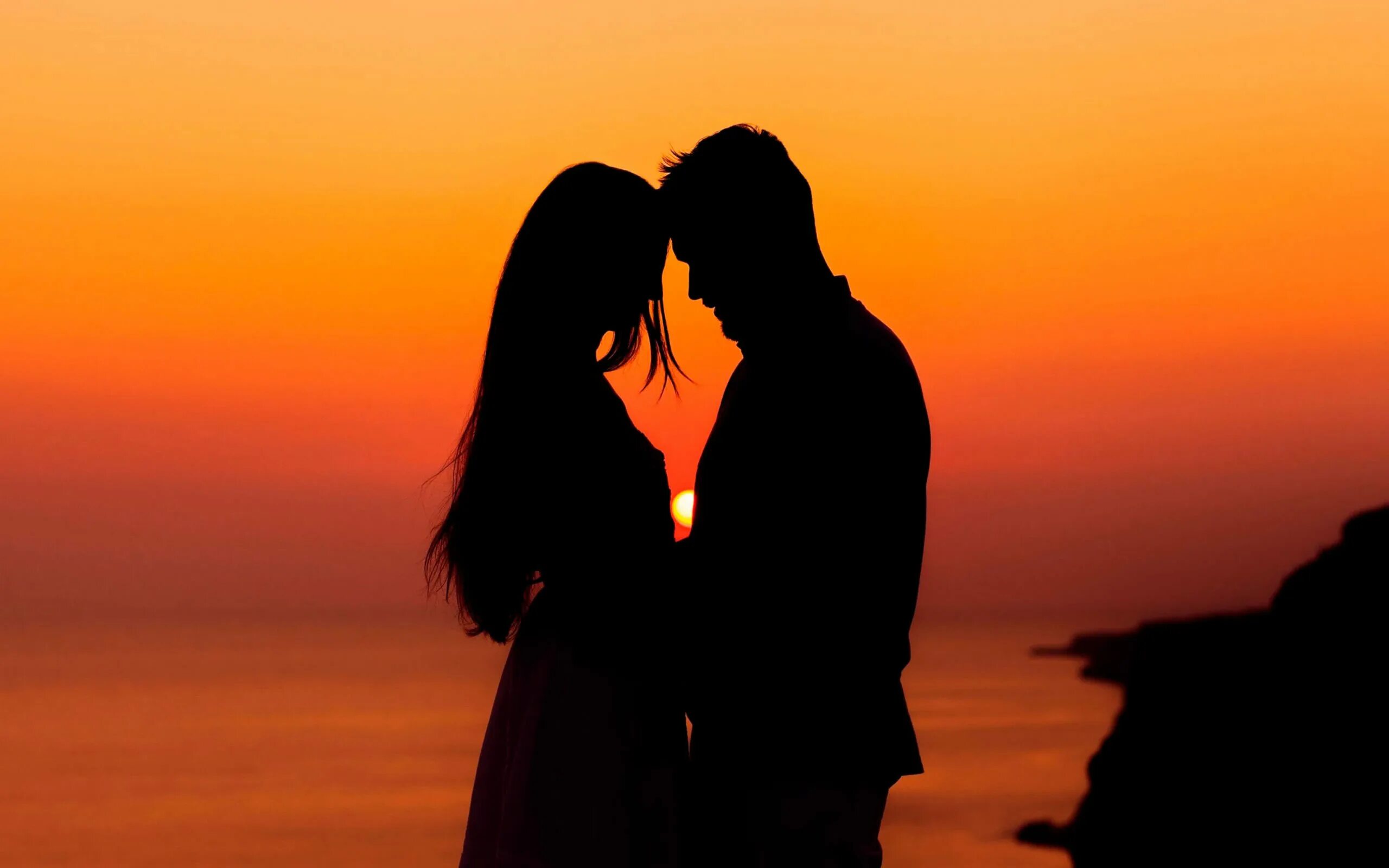 Объятия влюбленных. Страстные поцелуи. Луи луи песня. Поцелуй. Страстные влюбленные пары.