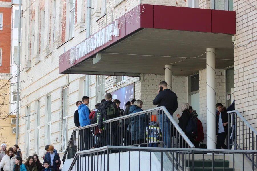 Отмена школы 12 января. Эвакуация школ в саратове. эвакуировали школу. эвакуация в саратове сегодня школы. эвакуация в школе.