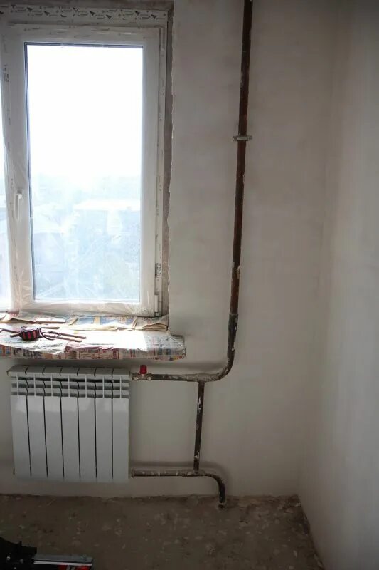 Батареи в панельных домах. Отопление угловая квартира. Радиатор отопления в хрущевке. Отопление угловая квартира. Батареи в угловой комнате.