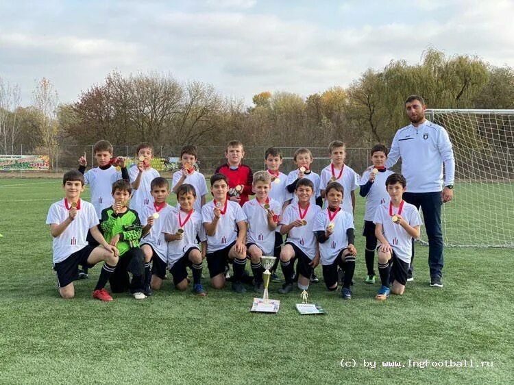 ахмат зенит 1 1 болельщики зенита в грозном. школьная футбольная команда выиграла. школьная футбольная команда выиграла. детская футбольная команда. школьная футбольная команда выиграла.