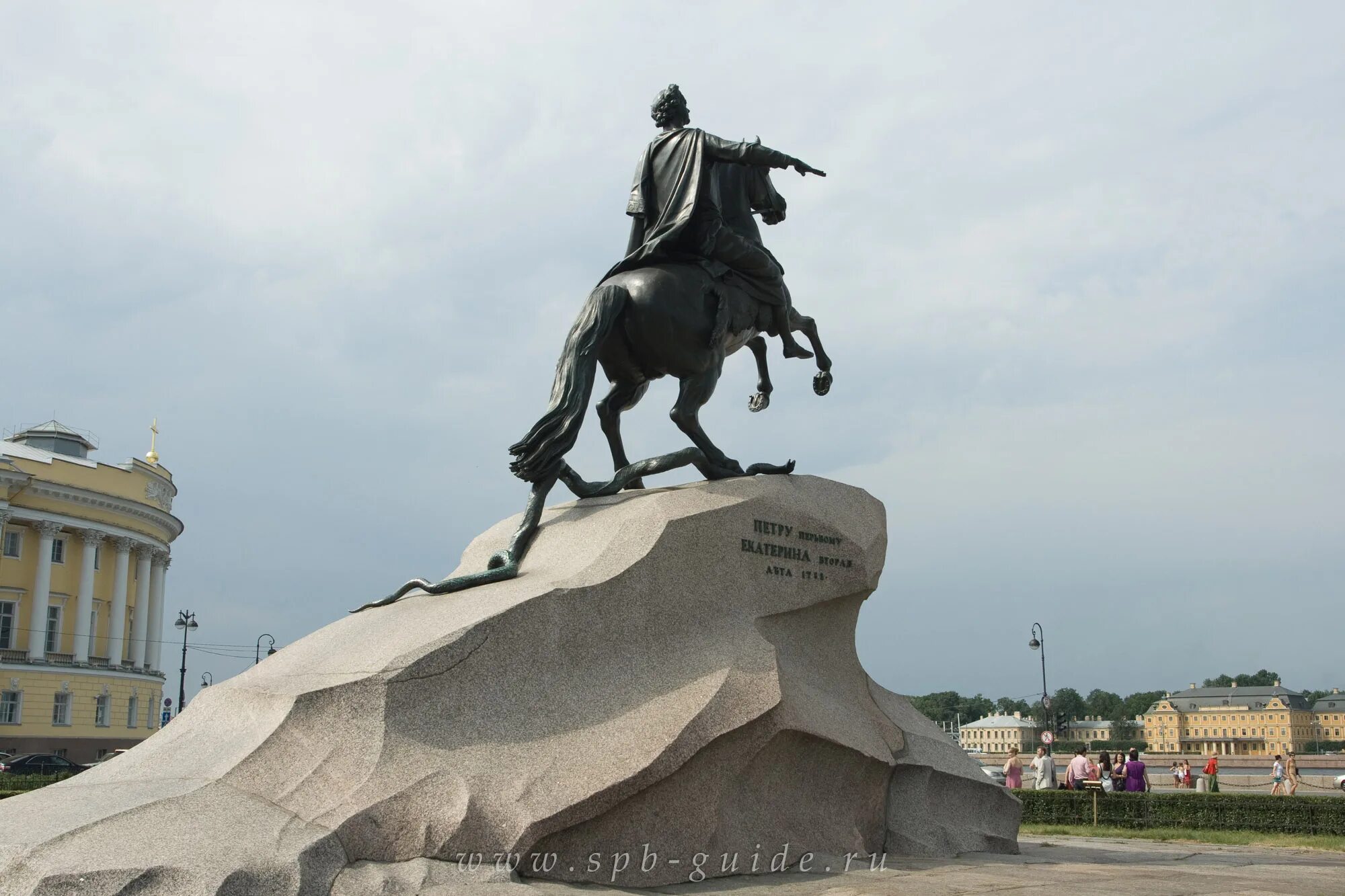 Площадь петра 1 санкт петербург. Памятник Петру в Санкт-Петербурге медный всадник. Медный всадник памятник Петру 1. Памятник Петру i медный всадник.