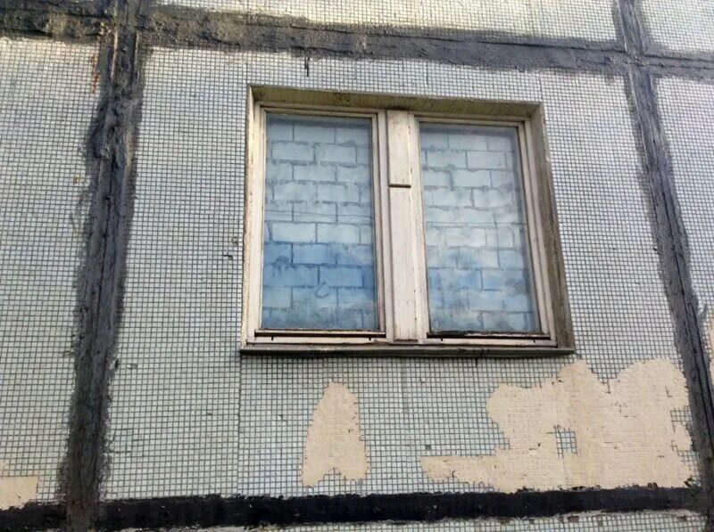 Можно заложить окно. Заложенное окно. Дом с заложенными окнами. Окно заложенное кирпичом. Заложенные окна в многоквартирном доме.