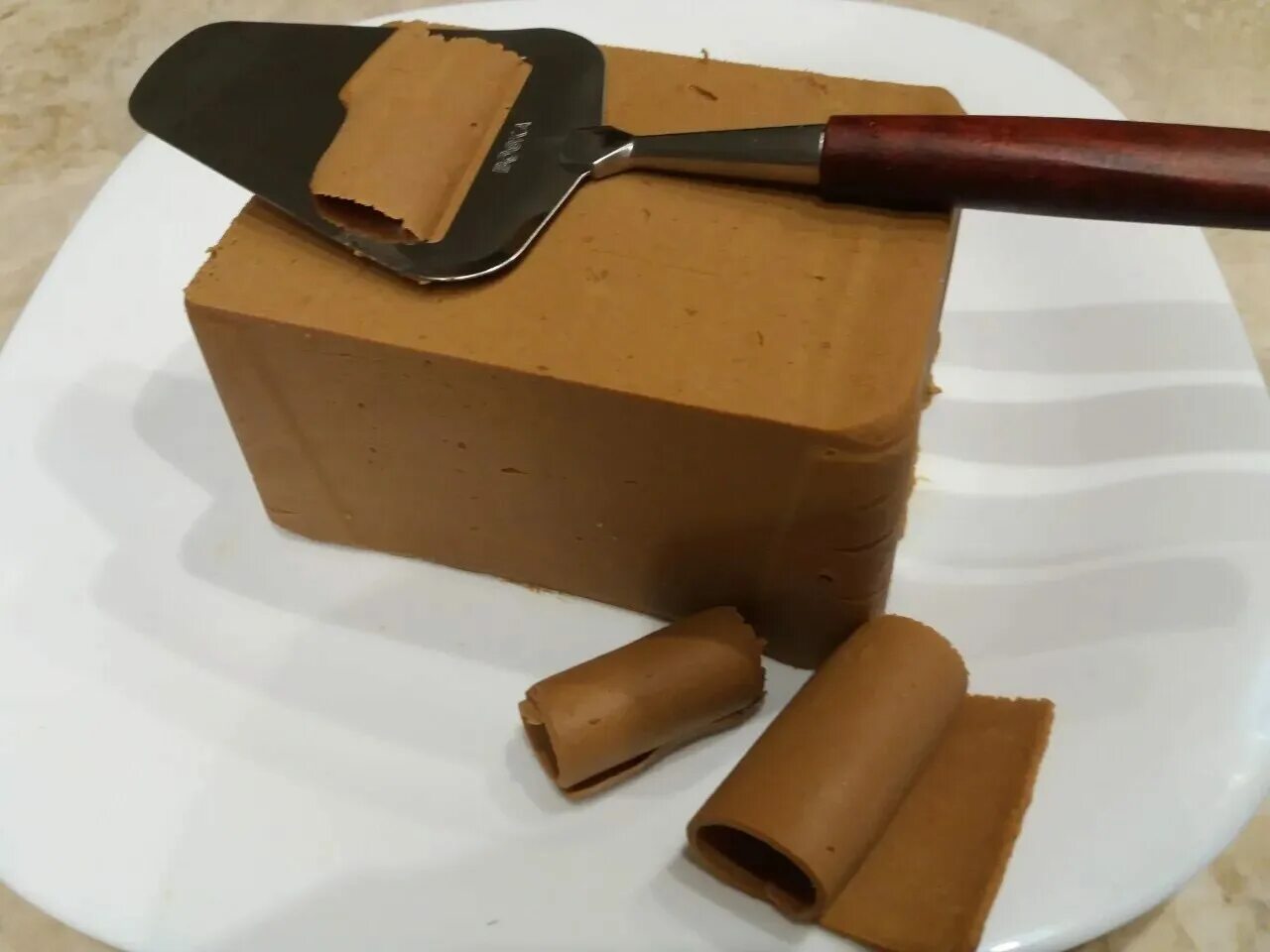 Норвежский коричневый сыр гудбрандсдален. Норвежский сыр брюност. Сыр бур. Сыр брюност. Норвежский коричневый сыр брюност.