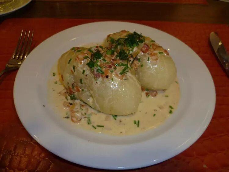 Домашние цеппелины. Литовская кухня цеппелины. литовское блюдо цеппелины. цеппелин блюдо литовской кухни. вильнюс цеппелины.