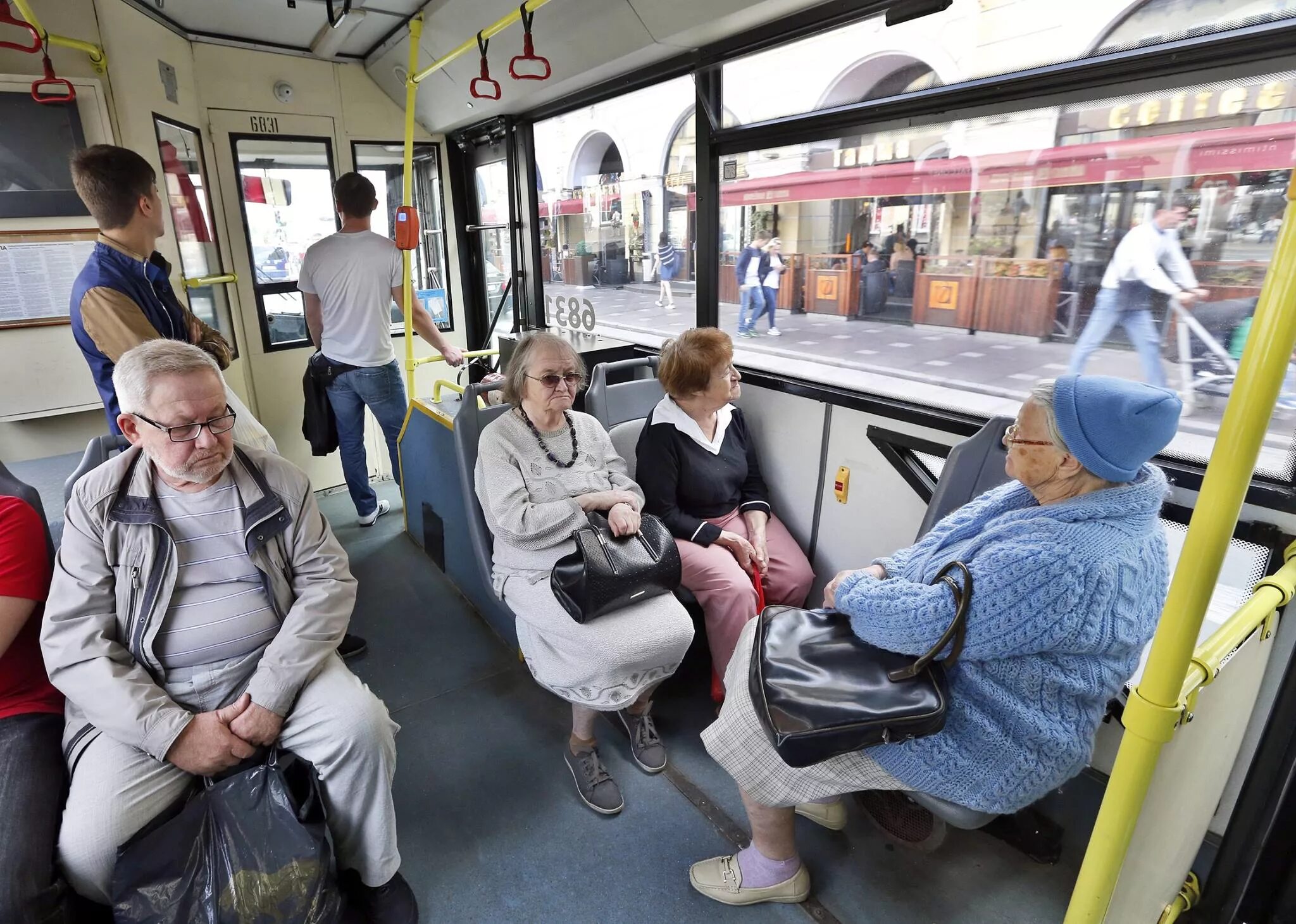 Право пенсионеров на бесплатный проезд. Люди в транспорте. Люди в автобусе. Пожилые люди в общественном транспорте. Пассажиры в транспорте.