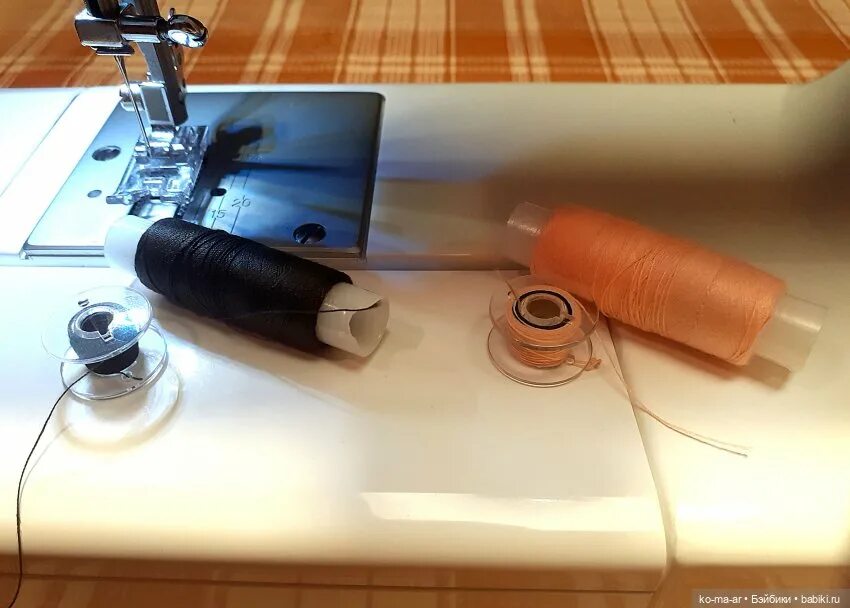 Почему швейная машинка зажевывает. Что делать если швейная машинка зажевывает нитки снизу.