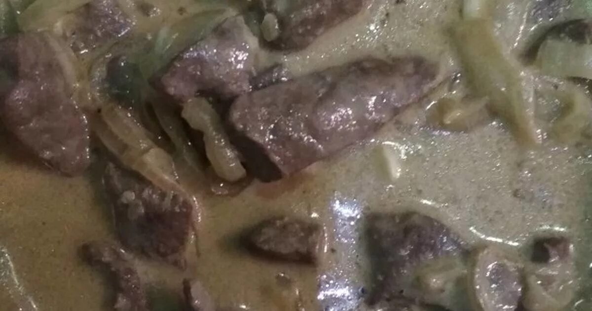 печень тушеная в сметане с луком. говяжья печень в сметане рецепт. печень говяжья в сметане с луком на сковороде. печень тушеная. печень тушеная в сметане с луком на сковороде.