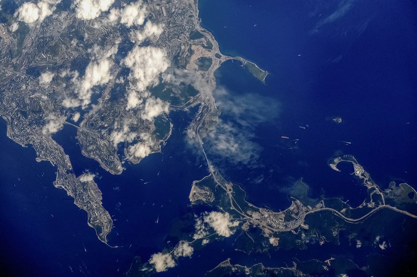 Спутник фото в реальном времени. Владивосток с МКС. Космический снимок. Россия из космоса. Дальний Восток вид из космоса.
