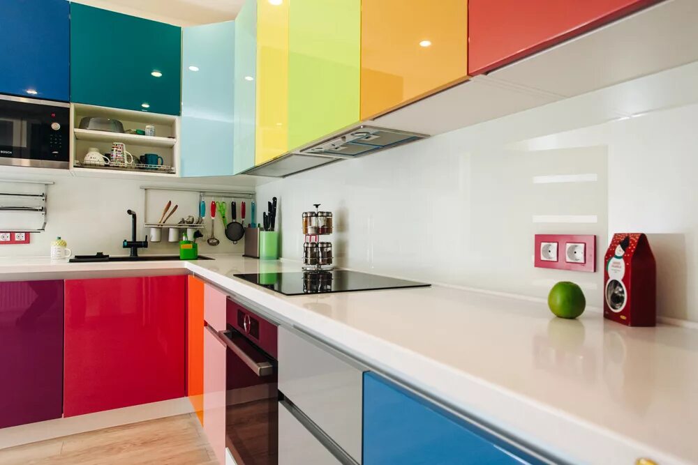 Фартук глянец. Яркая кухня. Цветные кухни. Яркая современная кухня. Разноцветный кухонный гарнитур.