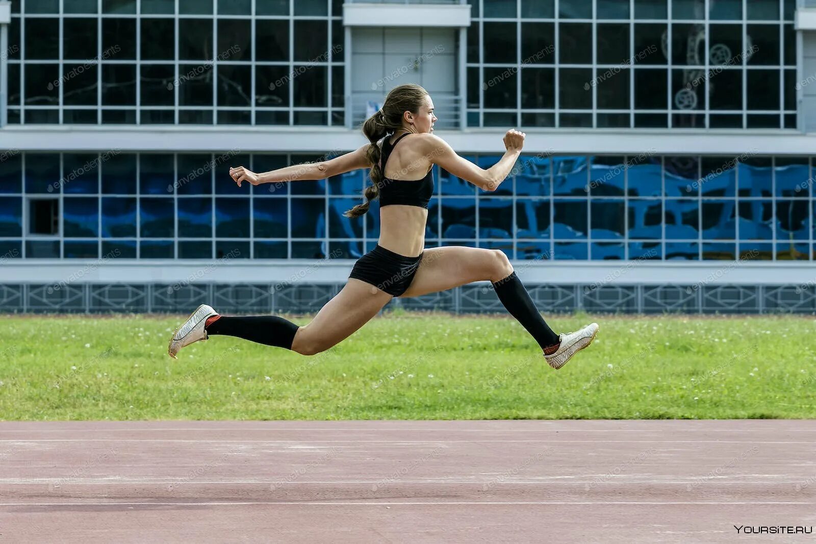 Спортсмен в прыжке. Тройной прыжок девушки. Прыжки в длину девушки. Спортсменка прыгает. Русская прыгает 18