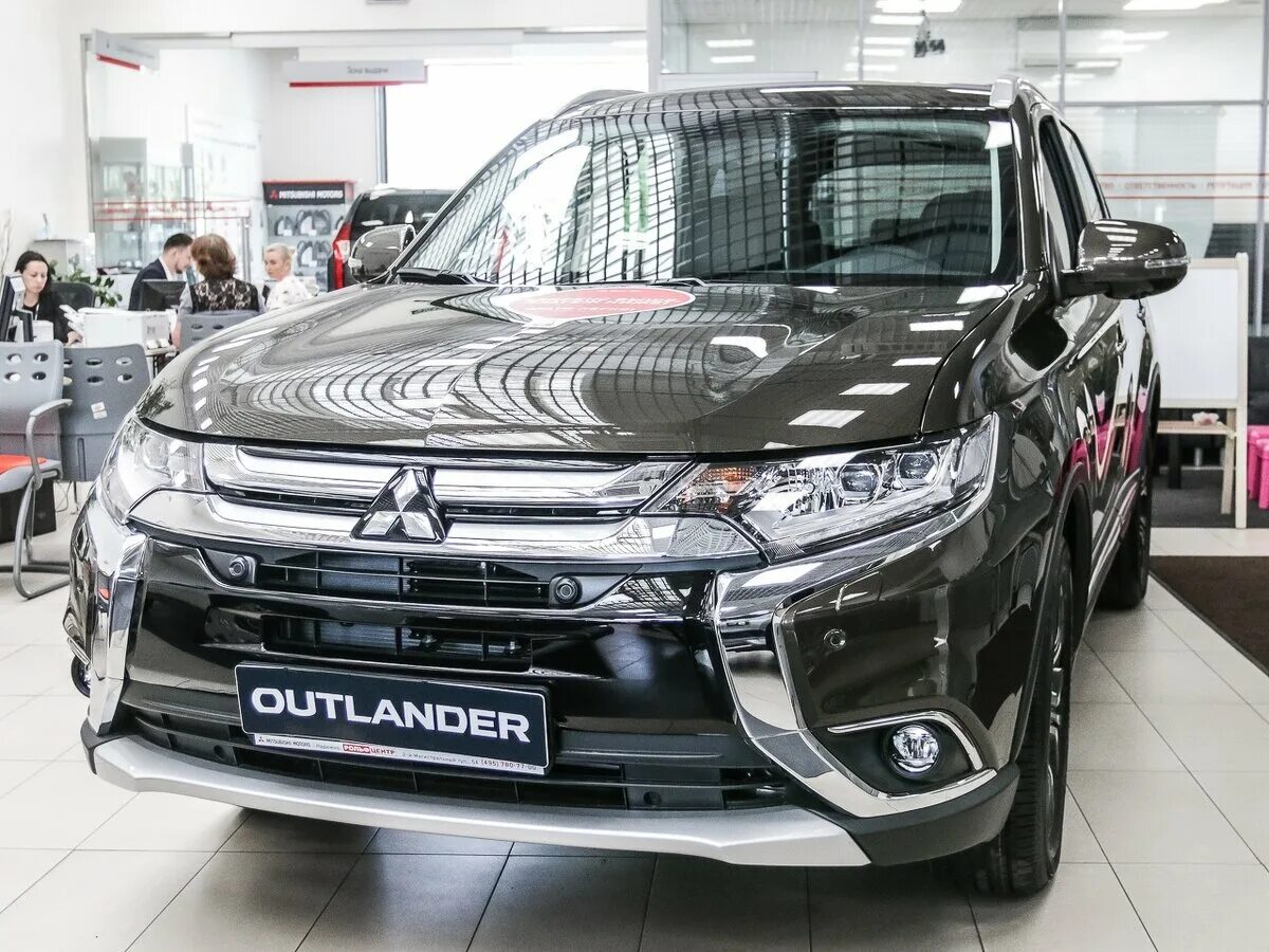 Купить аутлендер в новосибирске. Mitsubishi Outlander III Рестайлинг 2. Мицубиси Аутлендер 2018. Mitsubishi Outlander 3 Рестайлинг. Mitsubishi Outlander 2018 Рестайлинг 2.