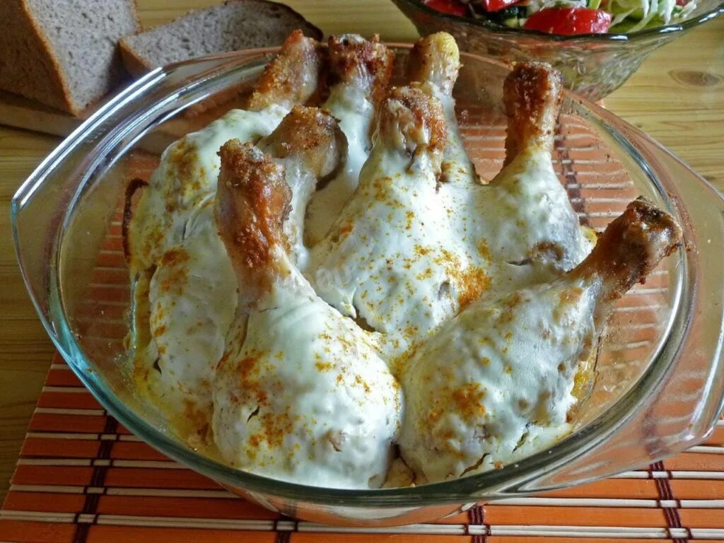 Как быстро приготовить куриные окорочка. Куриные ножки в сметане. куриные ножки со сметаной и сыром. куриные голени на сковороде. куриные голени в сметане.