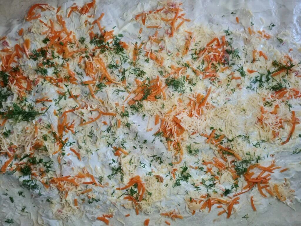 Рулет из лаваша с морковчей. Лаваш с морковкой и колбасой. Рулетики из лаваша с корейской морковкой. Лаваш с колбасой и корейской морковью. Лаваш с морковкой и колбасой.