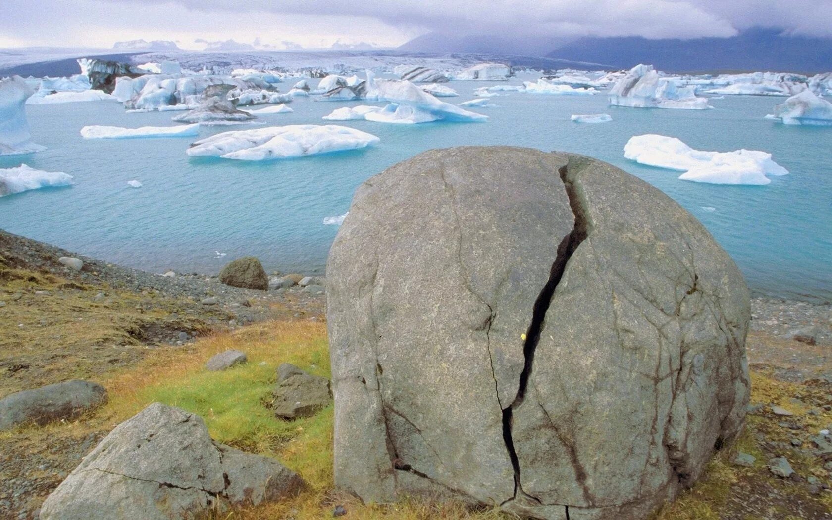Мегалиты Бырранга. Исландия камни Стоунхендж. Мыс сердце камень Чукотка. Морозное выветривание. Трещина в камне
