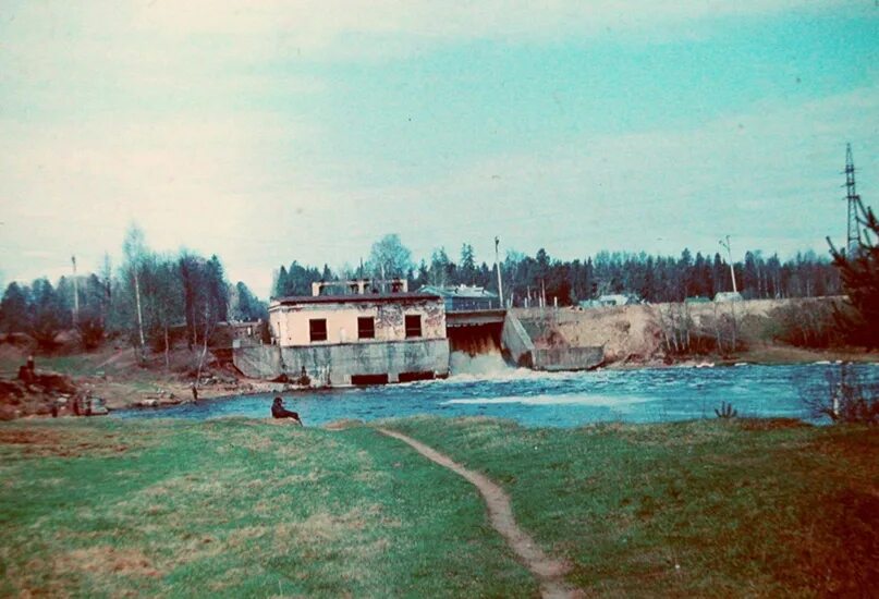 Автобус вырица куровица. Вырица плотина. дамба в вырице. вырица гэс пляж. вырица старые фото.