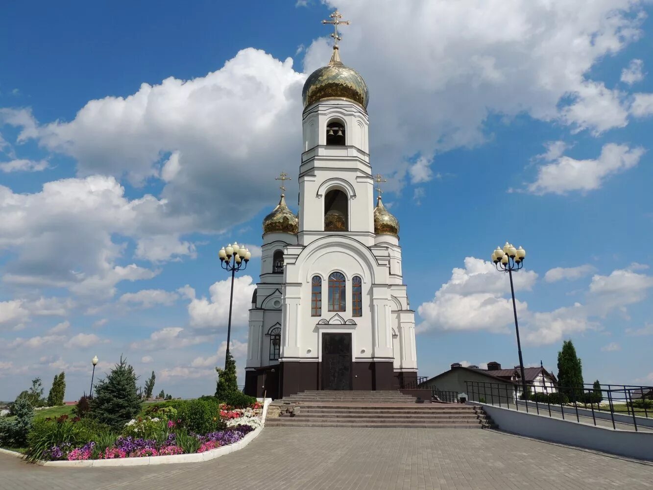 ближняя алексеевка. свято троицкий кафедральный собор в алексеевки. храм александра невского город алексеевка. алексеевка город белгородская. церковь троицы живоначальной в алексеевке, алексеевка.