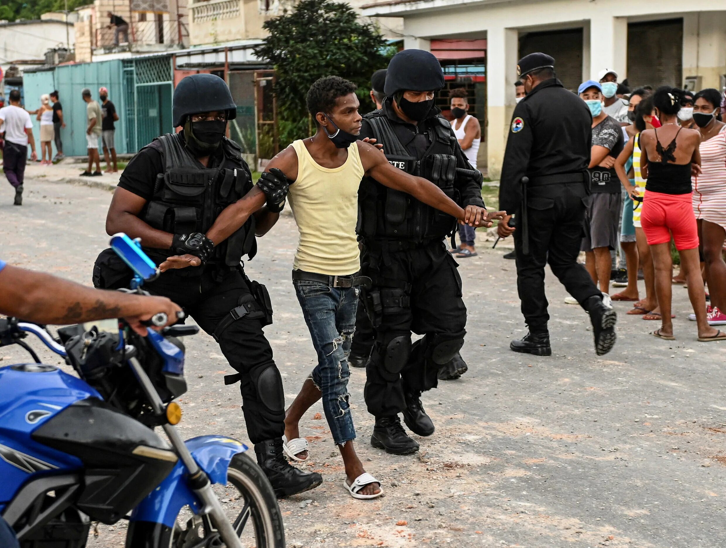 Кубинский испанский. Куба Испания. Аресты на Кубе. Испанская Куба. Yamil Lage /AFP.