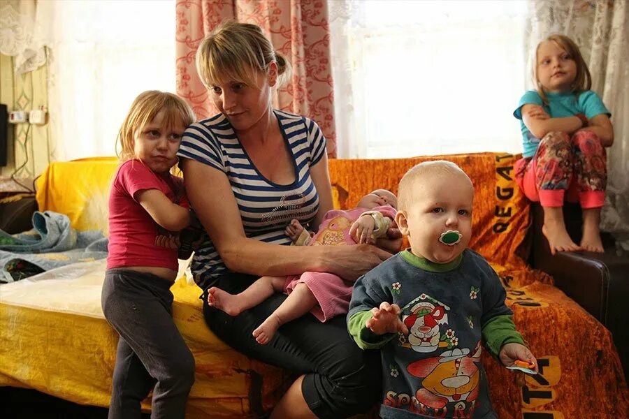 малообеспеченные семьи с детьми. малоимущим семьям с детьми. нищие семьи с детьми в россии. бедная баба. бедные семьи с детьми.
