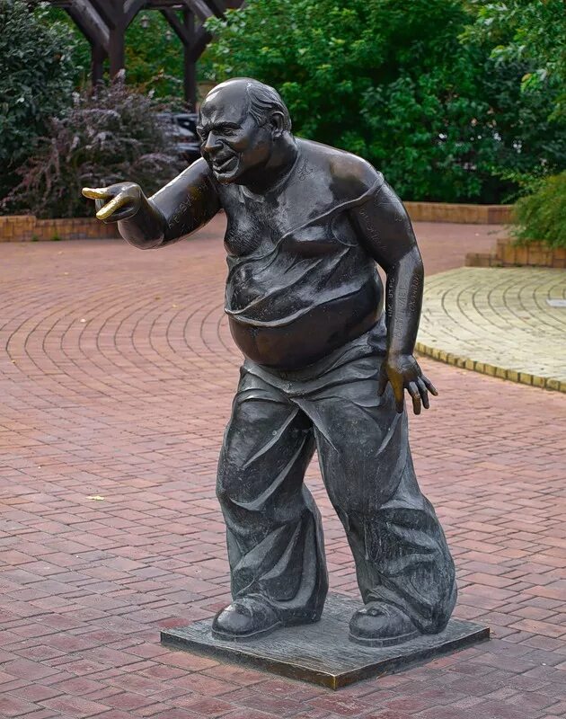 Памятники профессиям. Памятник алкашу в екатеринбурге. Памятник труса балбеса и гайдаю в иркутске. Памятник леонову на мосфильмовской. Памятник владимиру высоцкому в москве.