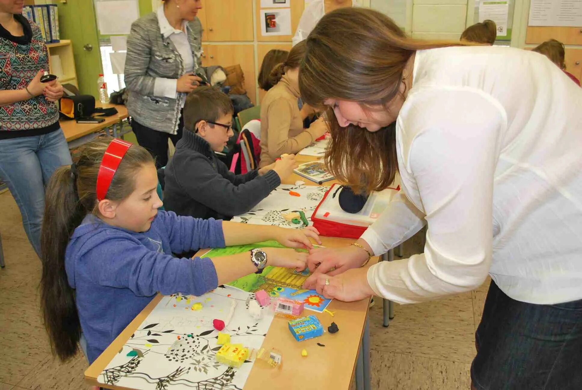 креативные идеи для бизнеса. собранный пазл. совместный проект том. новый совместный проект. сознание мультфильма с детьми.
