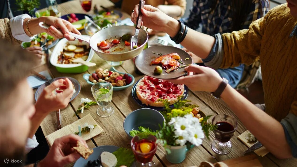 Eat a light meal. Еда вне дома. Еда за столом. Eat a light meal. Женщина ест.