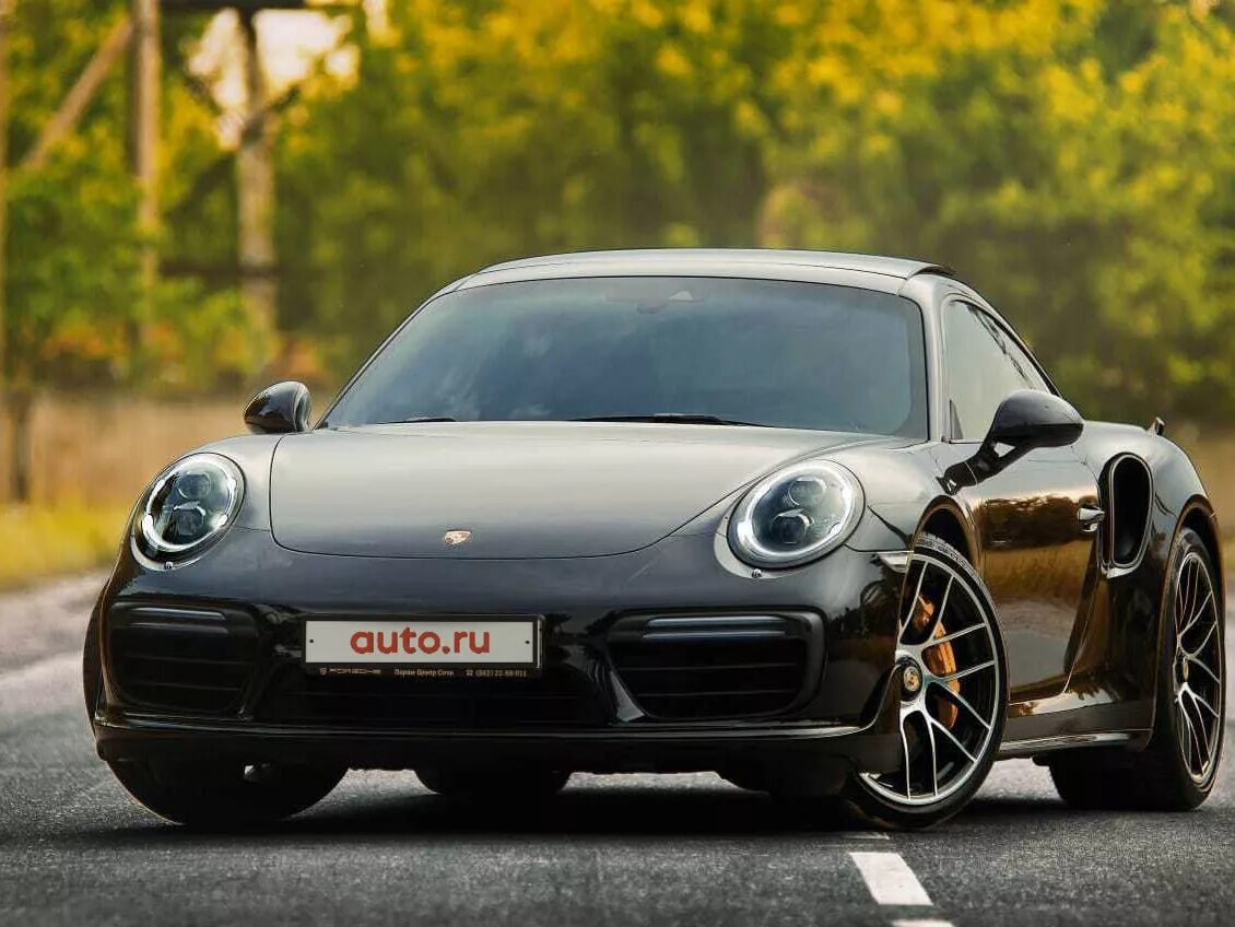 Порше стоит снаружи греется на солнце. Красный порше обои. Porsche panamera 4s i. Порше стоит снаружи греется на солнце. Порше кайман сзади.