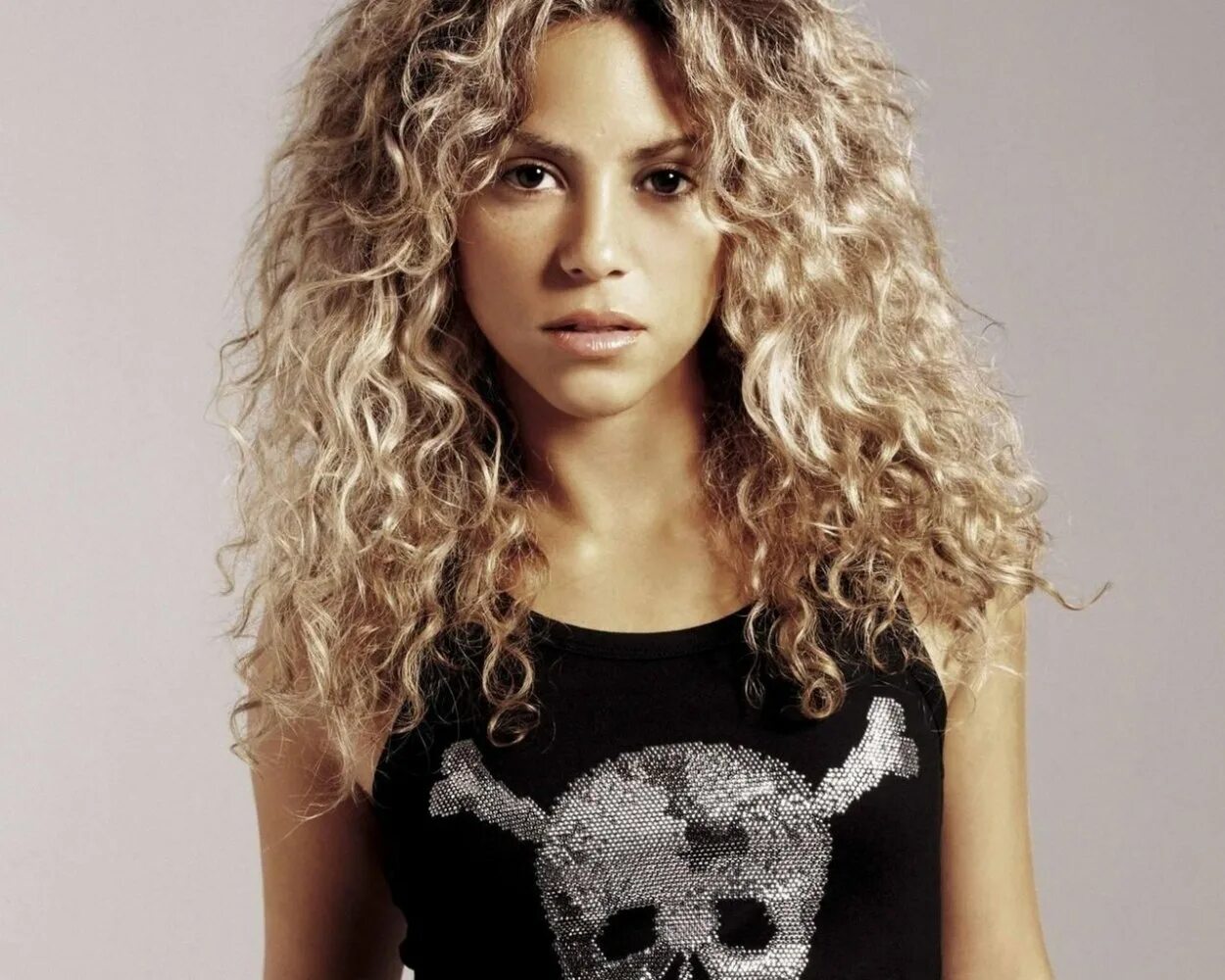 Кудрявая девушка чб. Skinny curly. Skinny curly. Афро локоны черный с белым. Skinny curly.