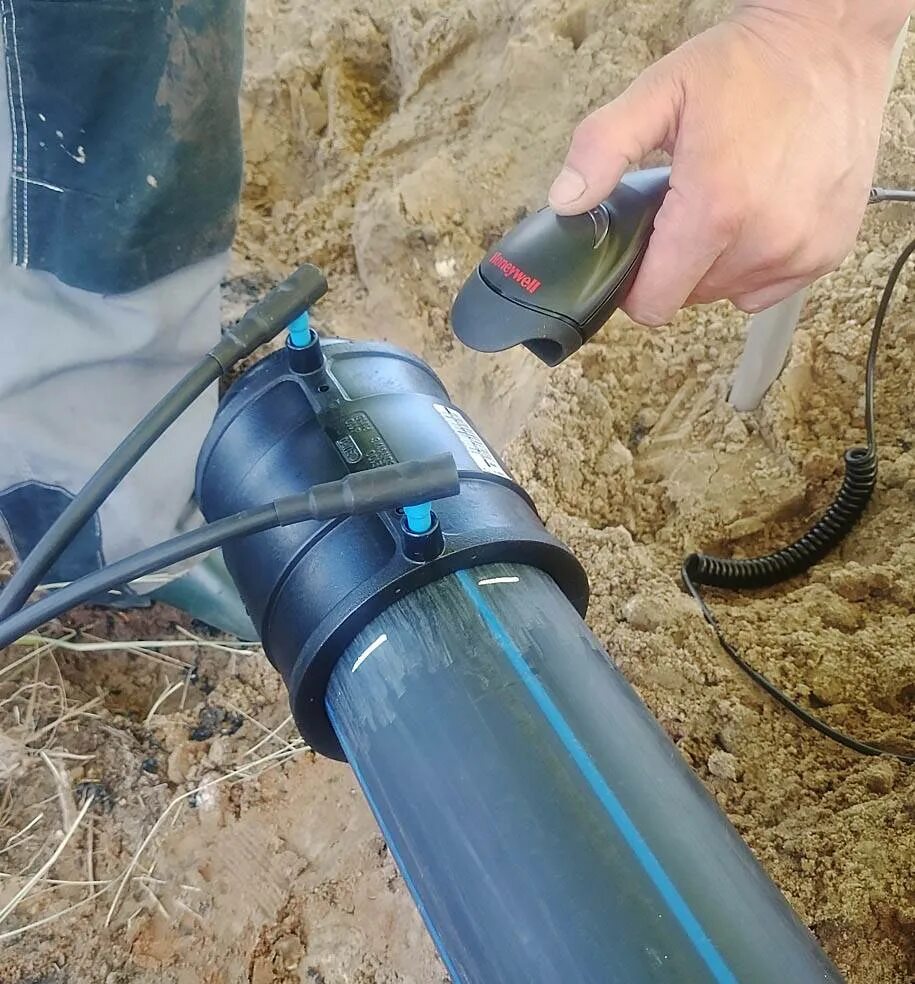 Сварное соединение полиэтиленовых труб. Сварка пнд труб электромуфтами 32мм. сварка пнд труб 32мм. пайки пнд труб 110 электромуфтовая. сварка труб пнд 110мм.