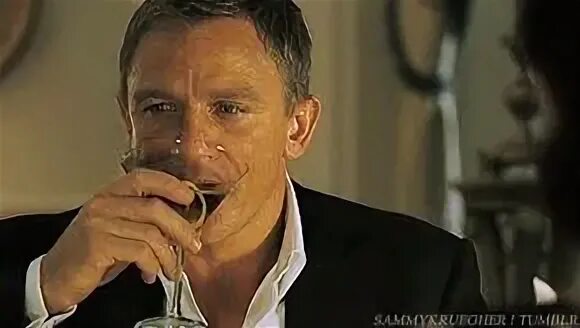 James bond 007 броснан с мартини. Бонд пьет. Что пьет бонд. Что пьет бонд. Веспер бонд.