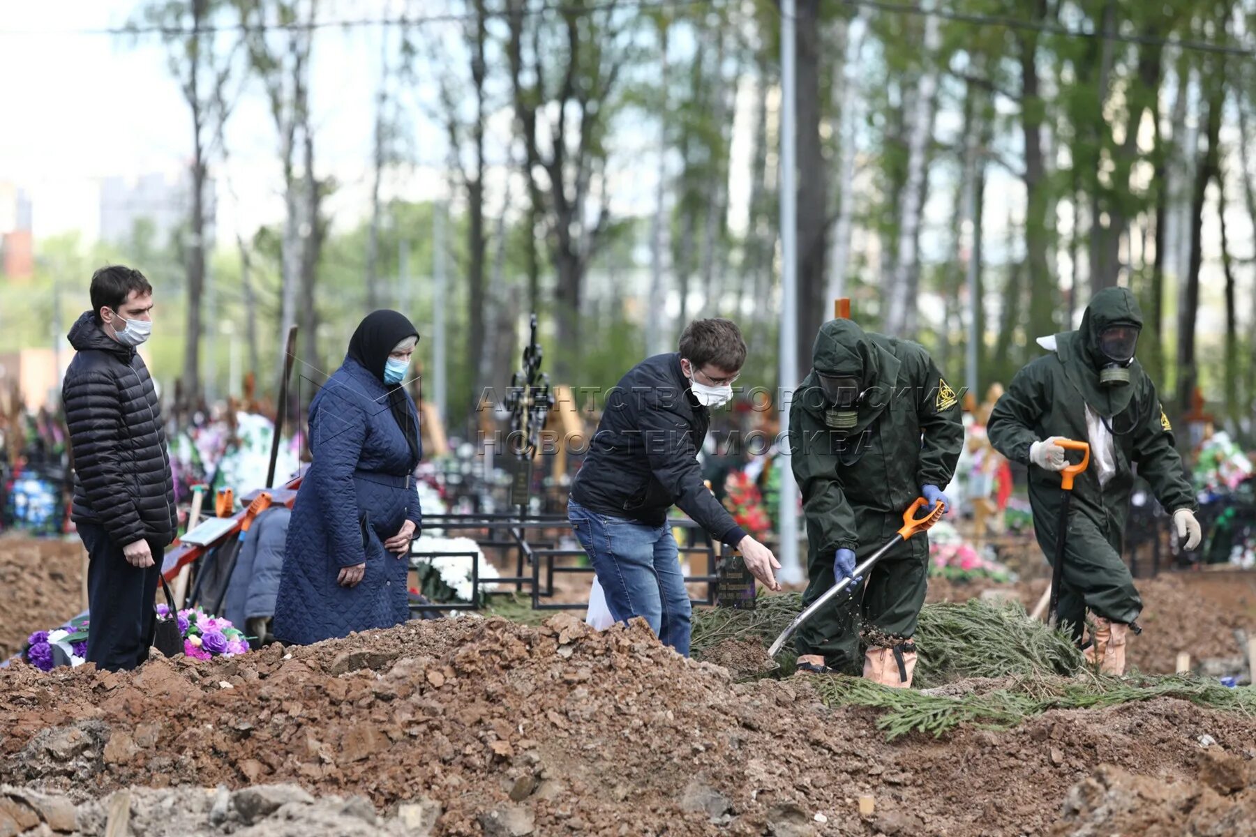 Как похоронить если нет денег. Бутовское кладбище 26.04.2020. Кладбище ковид 19 Москва. Бутовское кладбище ковид. Бутовское кладбище могилы.