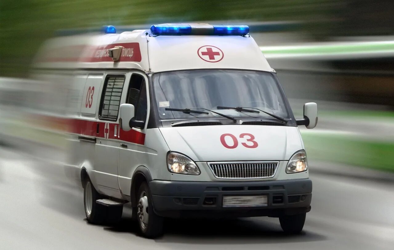 скорая едет час. мем со скорой помощью. скорая едет час. машина скорой помощи едет. мигалка скорой помощи.