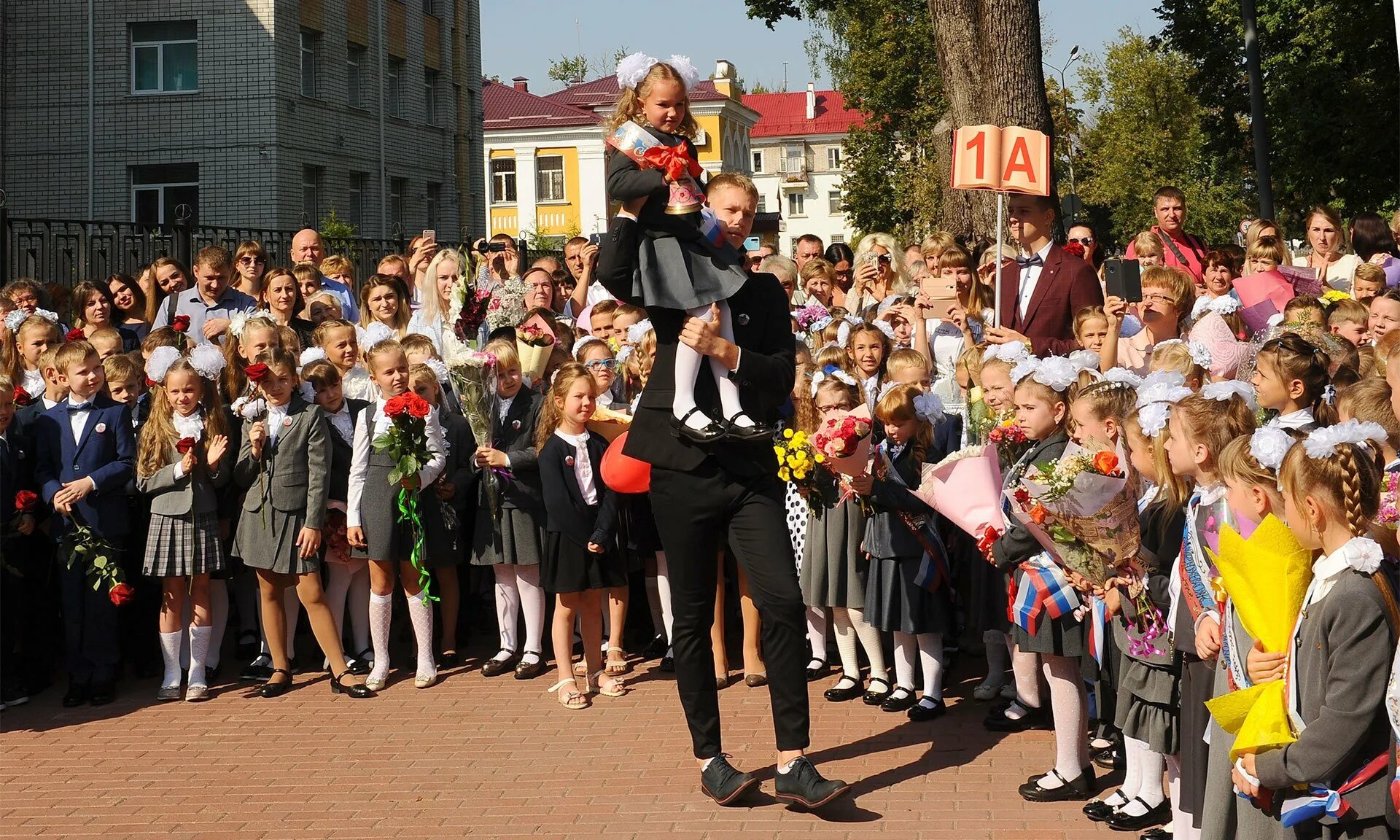 6 сентября 2019. Первое сентября линейка в школе брянск. 1 сентября брянск лицей 1. гимназия 1 брянск. линейка брянск школа.