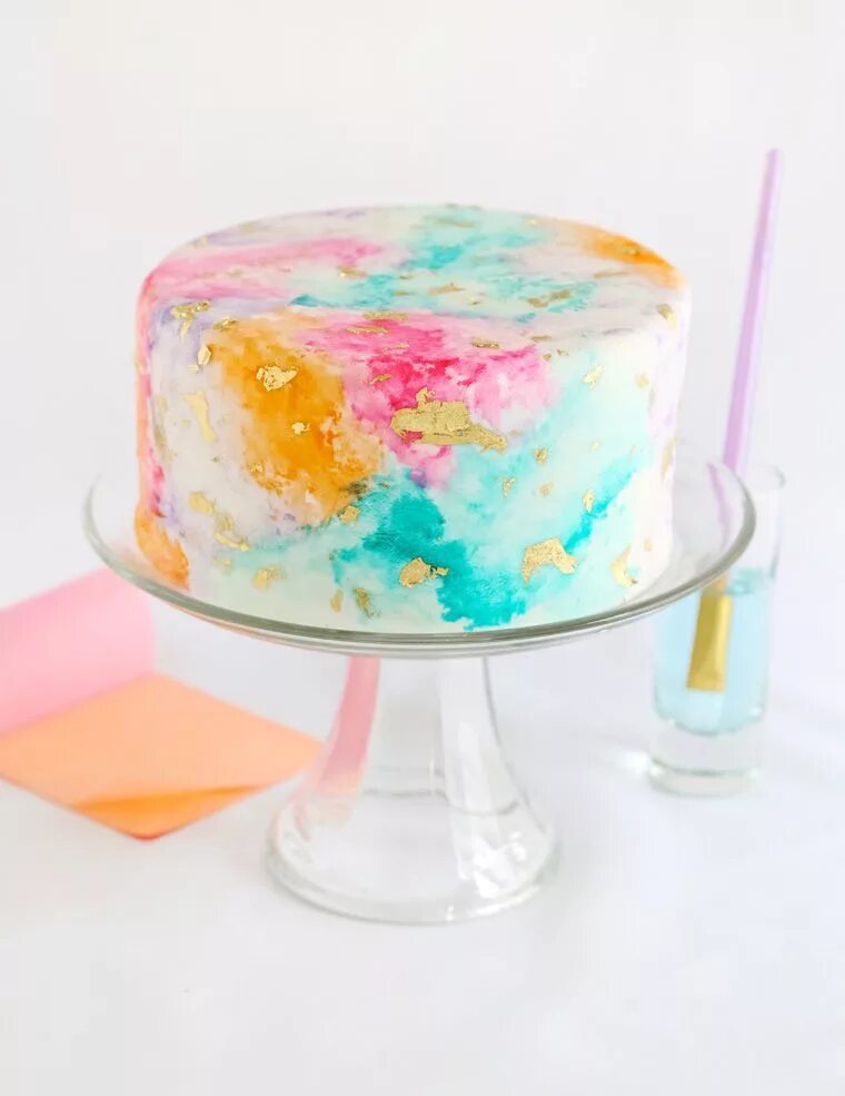 Акварельный торт. Торт с разноцветными мазками. Торт в акварельной технике. Акварельные мазки на торте.