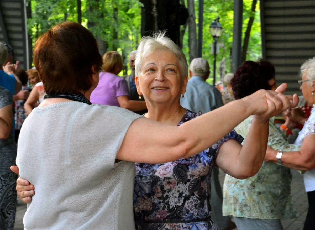 Традиции старшего поколения. Пожилые люди. Танцевальный вечер для пожилых людей. Парк для пенсионеров. Мероприятия для пожилых людей.