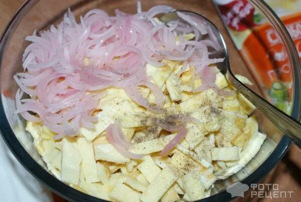Салат с омлетными блинчиками и курицей. Салат с омлетом и ветчиной. Салат курочкино гнездо. Салат невеста с копченой курицей и плавленным сырком. Салат с копчёной курицей и ананасами.