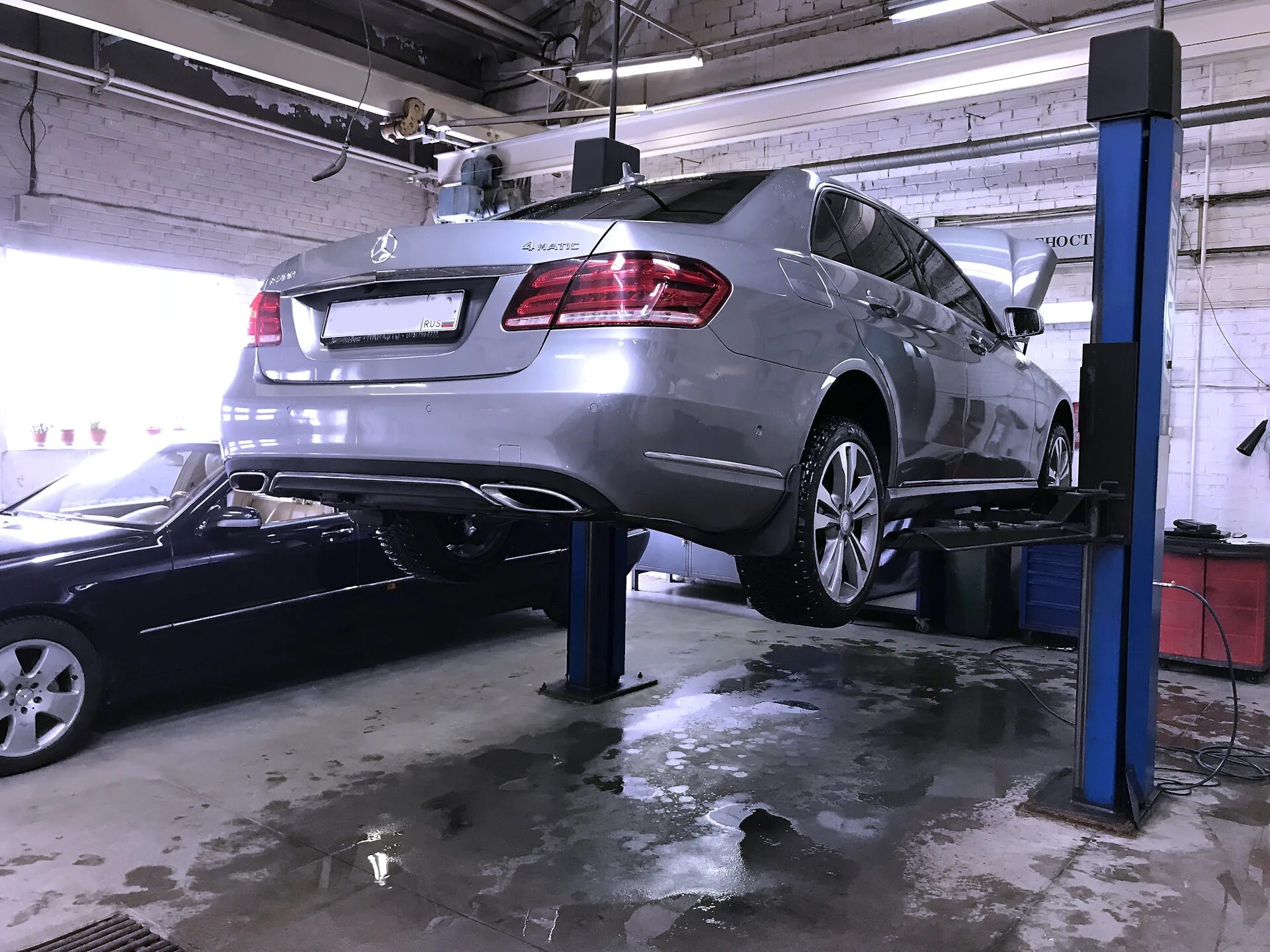 Ошибки мерседес w212. Mercedes w212 drive2. мерседес е200 на подъемнике. брызговики на mercedes w212 amg. брызговик на мерседес е200.