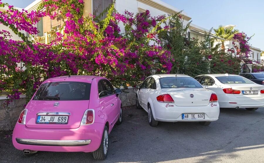 Сколько машин в турции. Машины в Турции. Машины в Бодруме Турции. Турция машина напрокат. Машинки в Турции.
