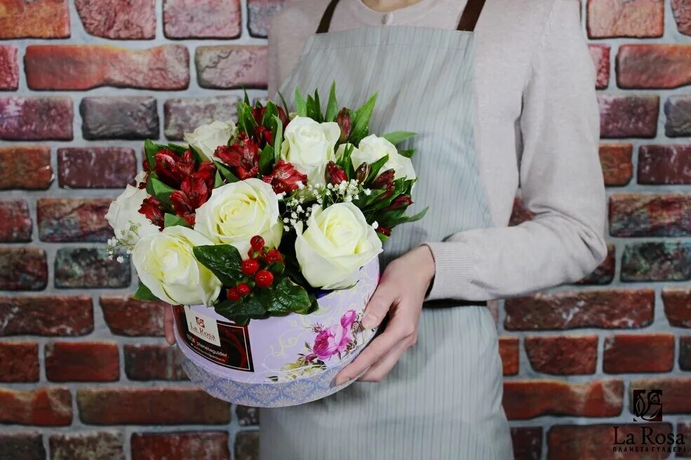 цветы атырау. доставка цветов в атырау. стильный букет тюльпанов. букет из 11 разноцветных роз 50 см. натали магазин цветов актобе.