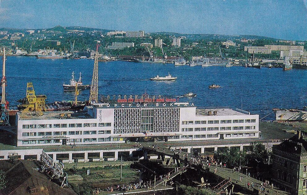 Владивосток. ЖД вокзал и Привокзальная площадь. Фотоальбом "Владивосток. Город у
