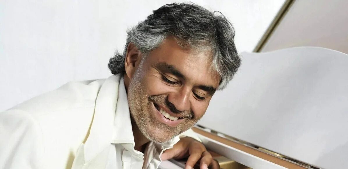 Итальянский певец 6 букв сканворд. Andrea Bocelli 2023. 22 Сентября родился итальянский певец Бочелли. Бочелли художник. Андреа Бочелли за роялем фото.