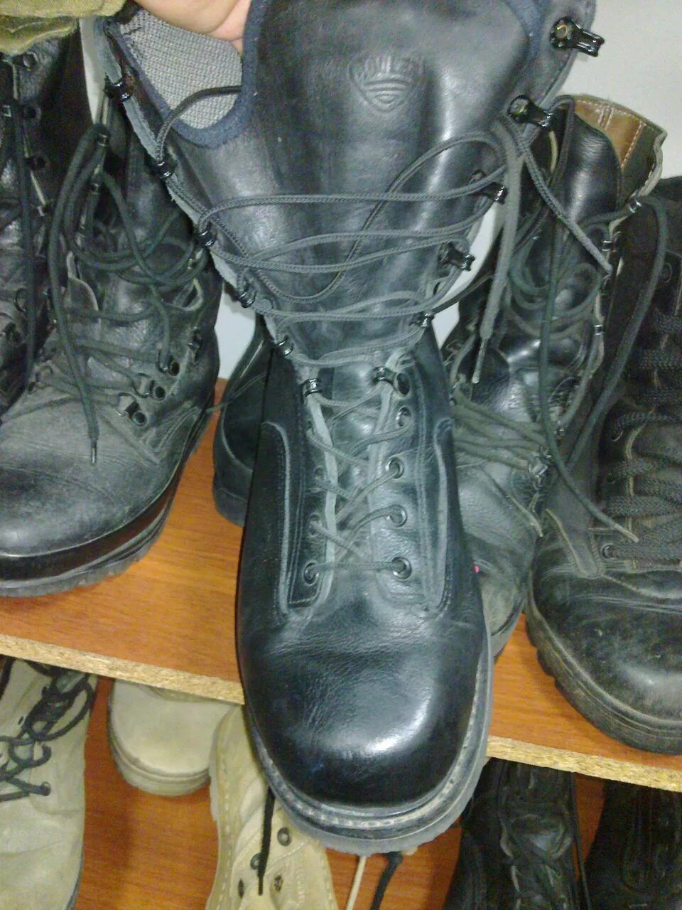 Армейский обзор. Армейская обувь в 1980г. Солдатские башмаки. Армейские сапоги разных стран. Военная обувь разных стран.